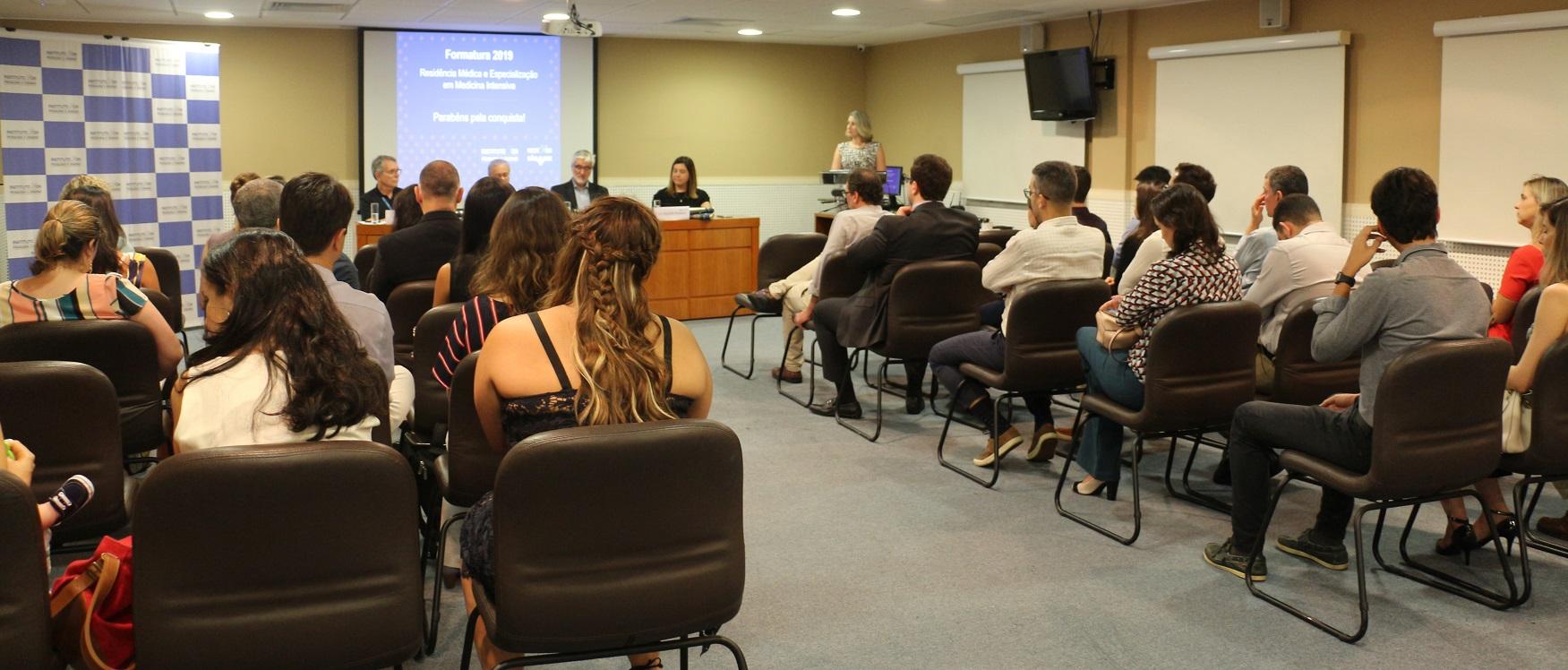 imagem de IDOR celebra formandos das turmas de residência e especialização