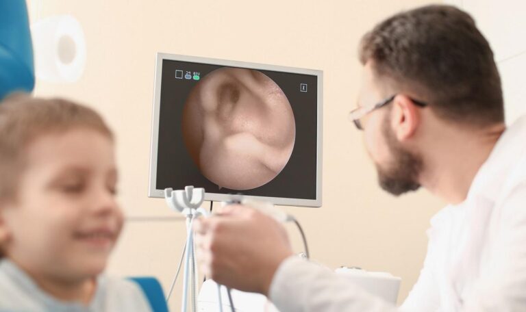 imagem de Manejo do endoscópio e diagnósticos detalhados na otoscopia