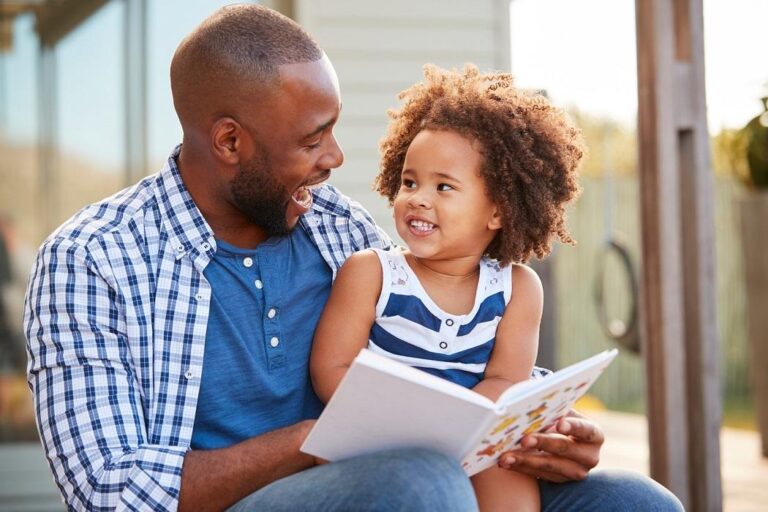 imagem de Daily Mail UK: Story time makes sick children happily better after! Recounting tales to ill youngsters can help to ease their pain, study shows