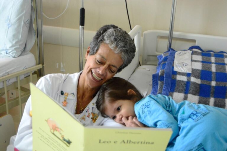 Estudo do IDOR revela que contação de histórias reduz estresse e aumenta produção de ocitocina em crianças hospitalizadas