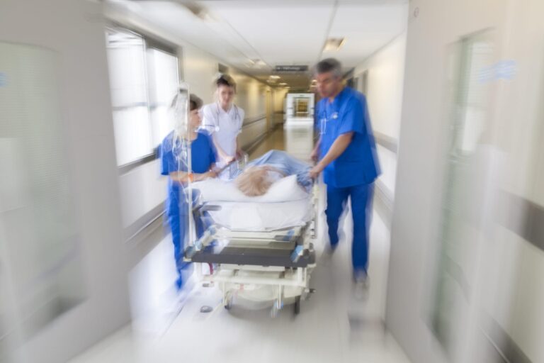 imagem de Medicina de Emergência: atendimento de complicações imediatas no ambiente hospitalar