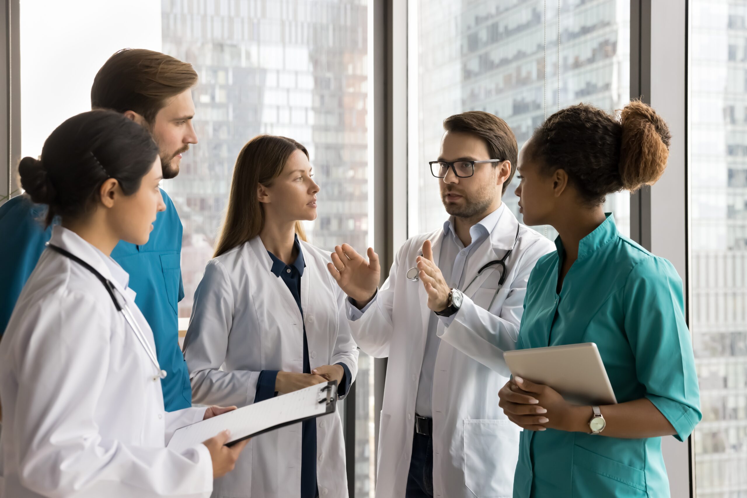 Estudo revela que investir na valorização e engajamento das equipes de saúde é essencial para melhorar a experiência do paciente