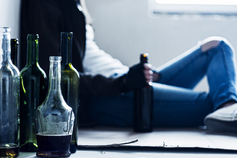 Beber para esquecer”: pessoas que bebem para lidar com questões emocionais tendem a beber mais