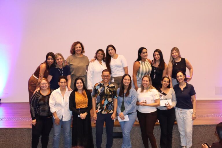 imagem de Alunos do curso Técnico em Enfermagem do IDOR recebem certificação de conclusão do curso durante evento de início de nova turma.  